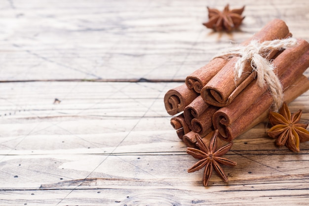 Unos palitos de canela atados con hilo y estrellas de anís