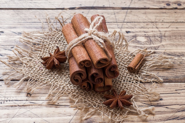 Unos palitos de canela atados con hilo y estrellas de anís