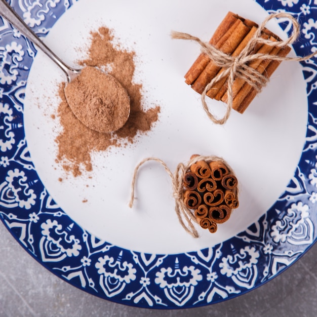 Palitos de canela y canela en polvo.