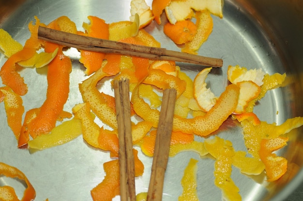 Palitos de canela y cáscara de naranja seca