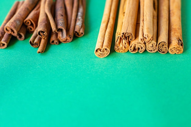 Palitos de canela y casia aromatizando especias naturales sobre la mesa