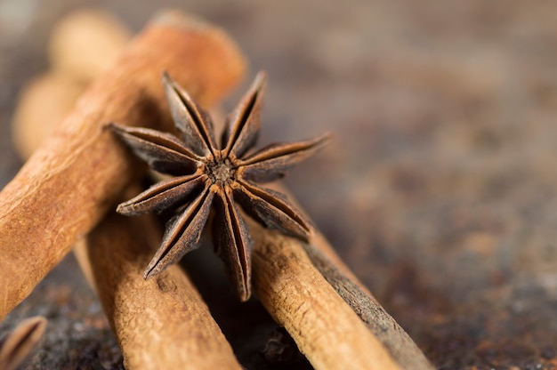 Foto palitos de canela, estrellas de anís y granos de pimienta negra