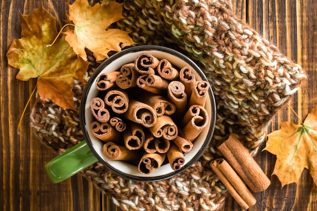 Palitos de canela en un frasco verde