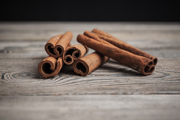 Palitos de canela en madera.