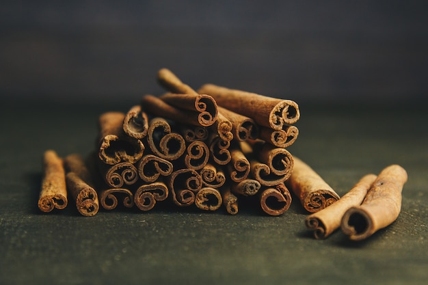 Palitos de canela en la mesa de madera vieja, enfoque selectivo