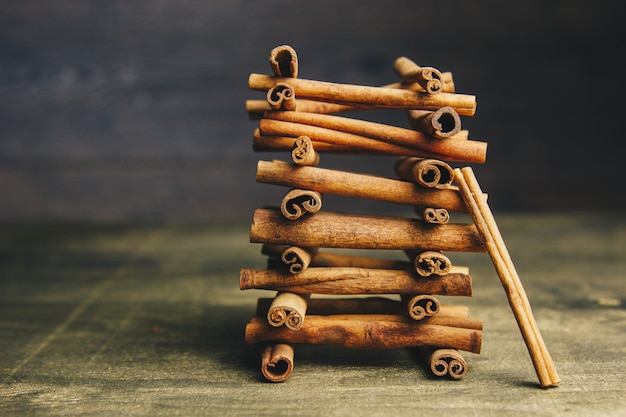 Palitos de canela en la mesa de madera vieja, enfoque selectivo