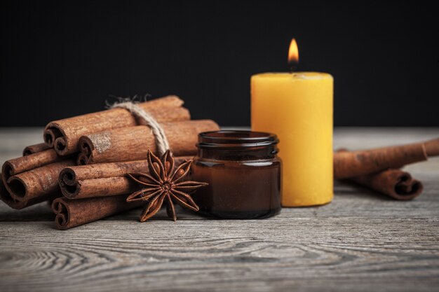 Palitos de canela en la mesa de madera.