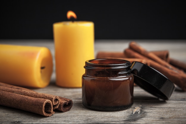 Palitos de canela en la mesa de madera.