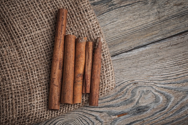 Palitos de canela en la mesa de madera.