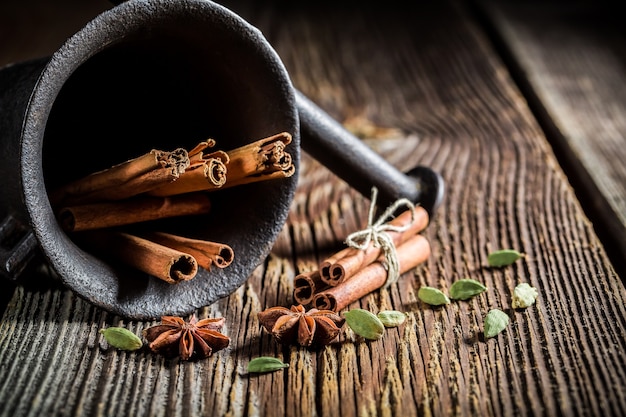 palitos de canela en la mesa de madera