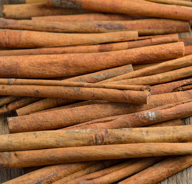 Palitos de canela en la mesa de madera