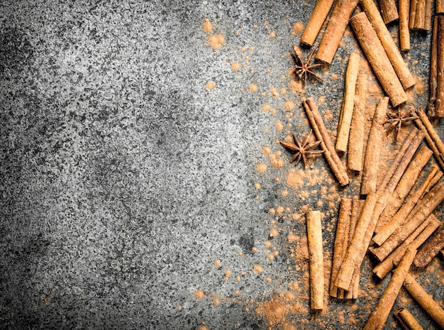 Palitos de canela en mesa rústica