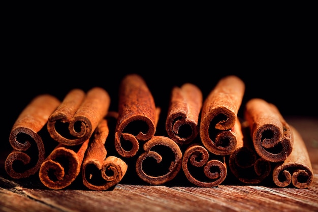 Palitos de canela en la mesa sobre fondo oscuro