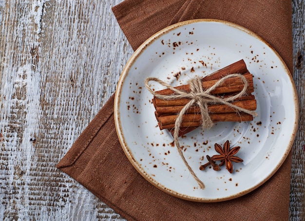 Palitos De Canela En Plato Blanco