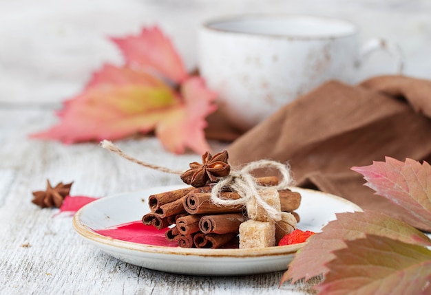 Palitos De Canela En Plato Blanco