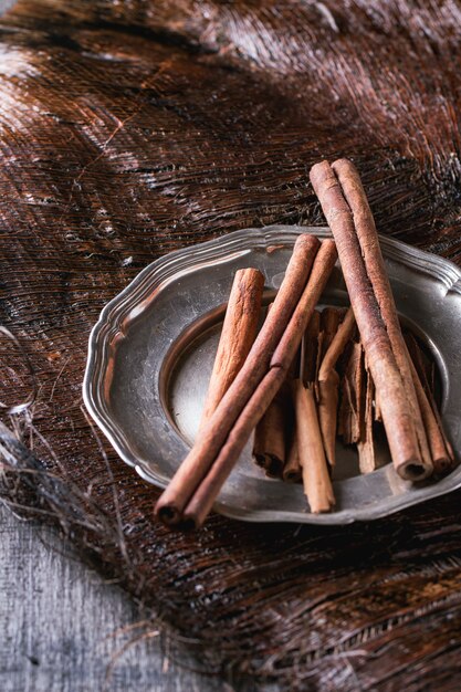 Palitos De Canela En Un Plato