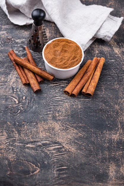 Palitos de canela y polvo sobre negro