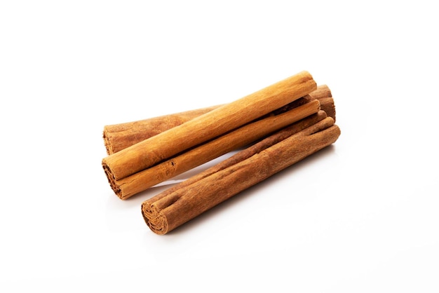 Palitos de canela sobre fondo blanco