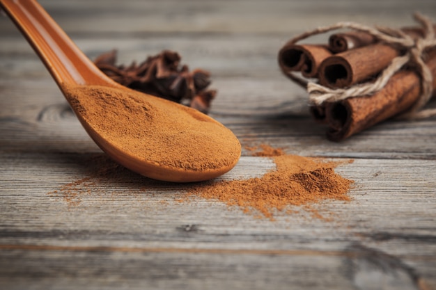 Palitos de canela sobre fondo de madera