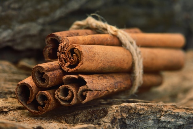 Palitos de canela sobre un fondo de madera