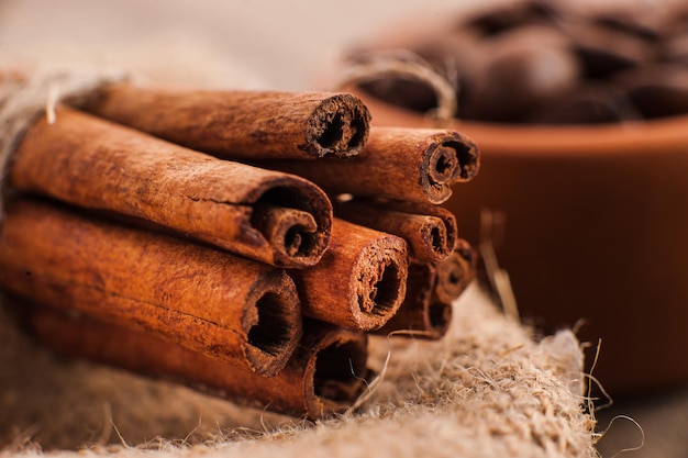 Palitos de canela sobre un fondo de madera