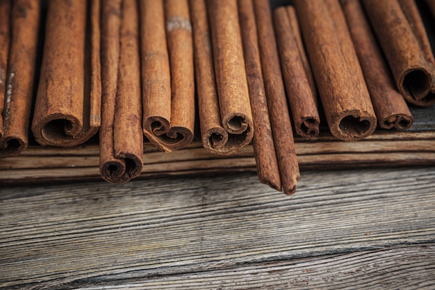 Palitos de canela sobre superficie de madera