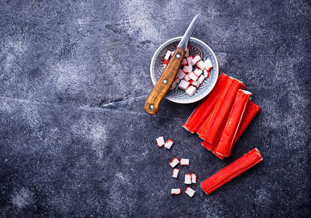 Palitos De Cangrejo De Surimi Y Cuchillo