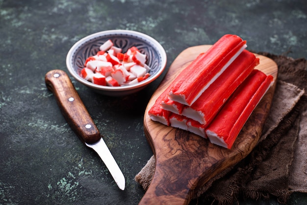 Palitos De Cangrejo De Surimi Y Cuchillo