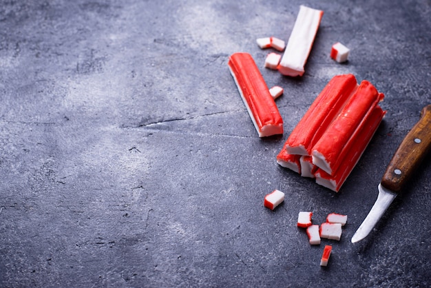 Palitos De Cangrejo De Surimi Y Cuchillo