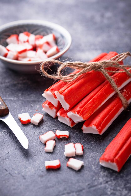 Palitos De Cangrejo De Surimi Y Cuchillo