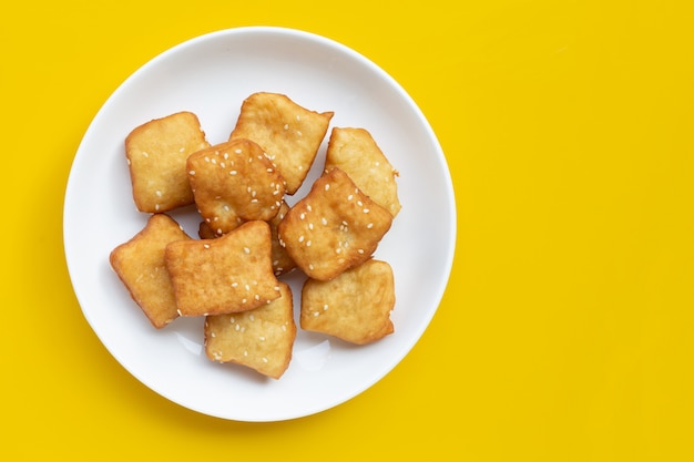 Palitos chinos de masa frita con semillas de sésamo blanco.