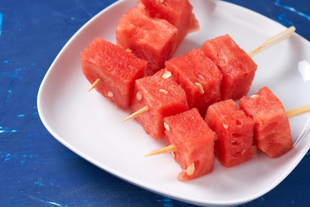 Palitos de comida para picar con cubos de sandía