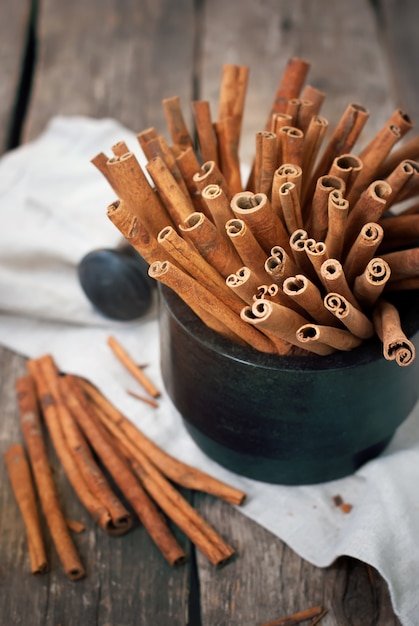 Palitos de canela marrons em um almofariz de pedra