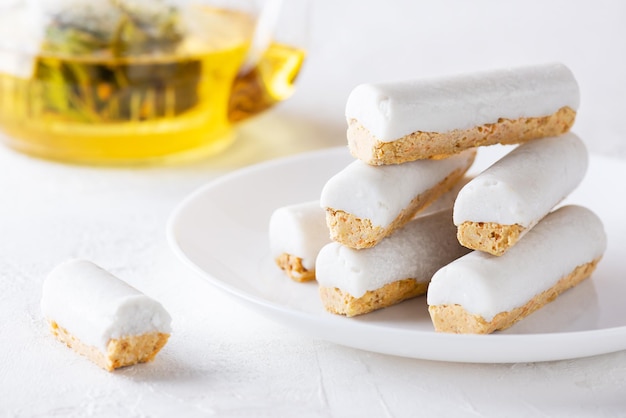 Palitos de cenoura em cobertura de coco com chá verde, açúcar, glúten e vegan sem lactose