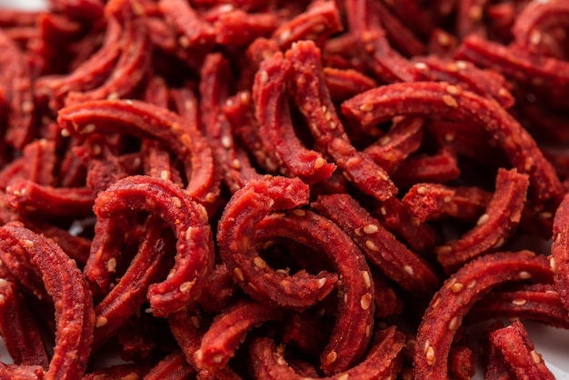 Palitos de chakli Beatroot feitos com lanche de beterraba frita na hora do chá da Índia