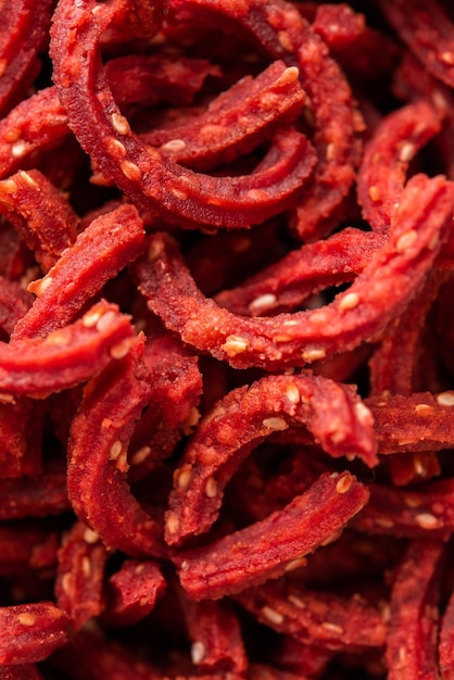 Palitos de chakli Beatroot feitos com lanche de beterraba frita na hora do chá da Índia