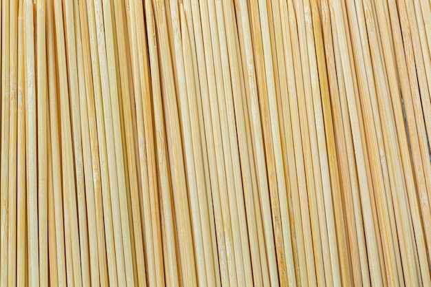 Palitos de dente de bambu em fundo branco macro bambu