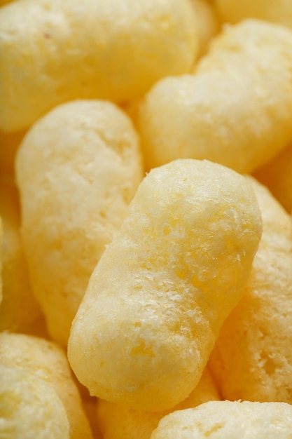 Palitos de milho dourado em close-up de açúcar de confeiteiro. Macro