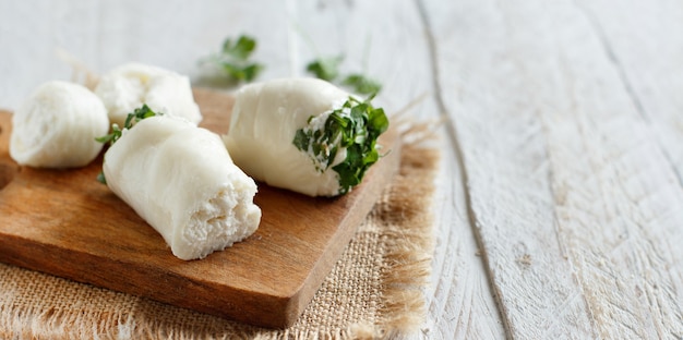 Palitos de mussarela italiana recheada com ricota e salada de rúcula