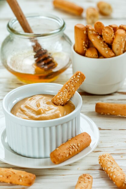 Palitos de pão com sementes de gergelim com molho de mostarda e molho de mel