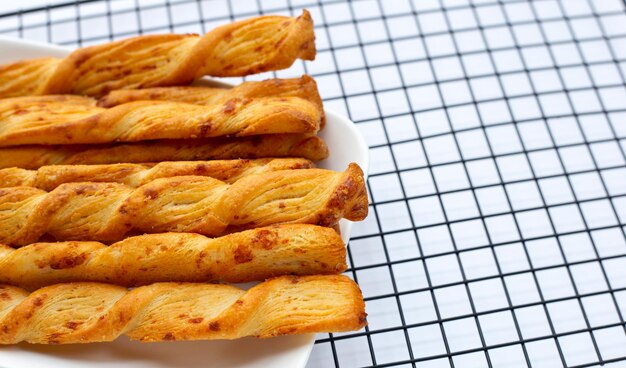 Palitos de pão no rack de resfriamento de metal