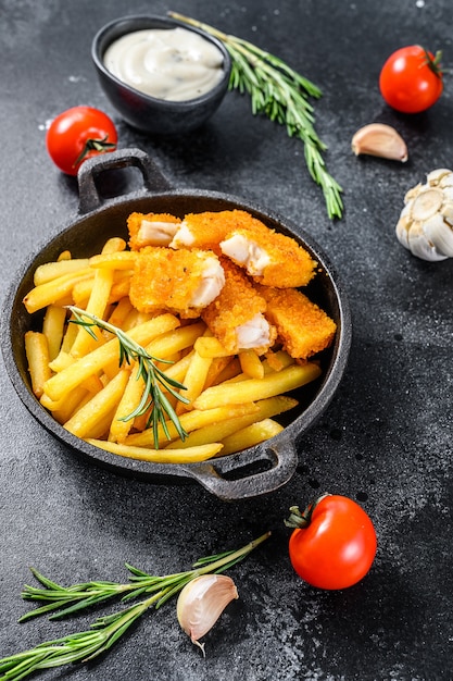 Palitos de peixe frito com batatas fritas