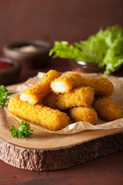 Palitos de queijo mussarela com ketchup