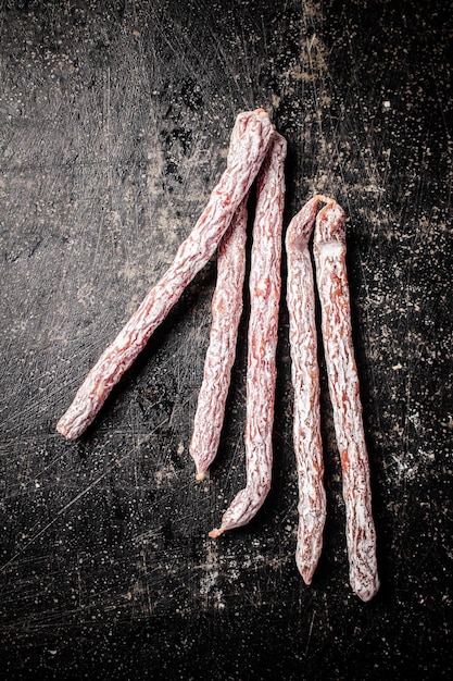 Palitos de salsicha de salame na mesa.