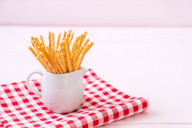 palitos de galleta en la madera