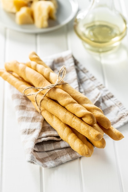 Palitos de grissini Palitos de pan italiano tradicional sobre mesa blanca