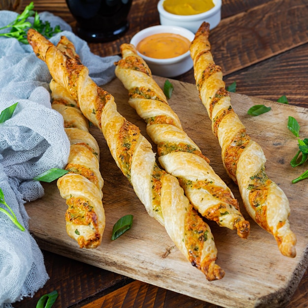 Palitos de hojaldre con queso y hierbas Palitos de pan caseros con salsa