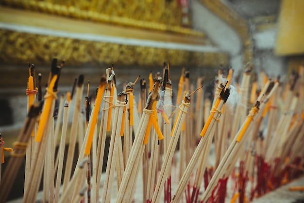 Palitos de incienso ardiendo en un altar en el templo