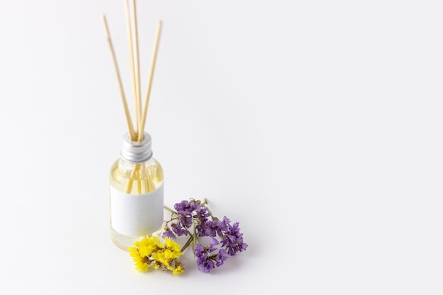 Palitos de incienso para el hogar con aroma floral Flores y flores secas con difusor de aroma Concepto ecofriendly de fragancias para el hogar