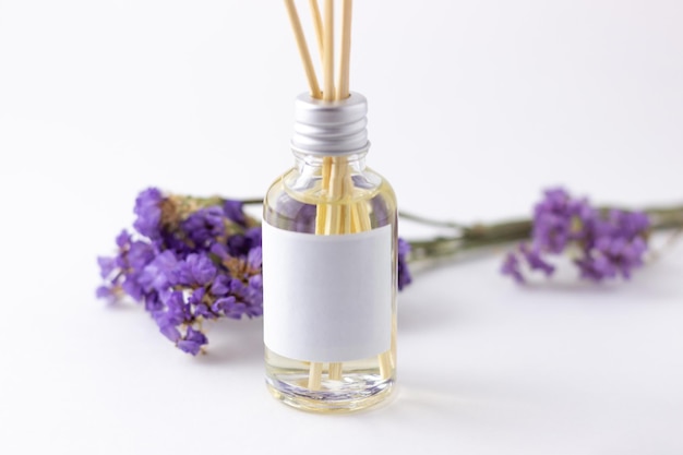 Palitos de incienso para el hogar con aroma floral. Flores y flores secas con difusor de aroma. Concepto de fragancia para el hogar ecológico